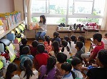図書館ボランティアさん読み聞かせの画像