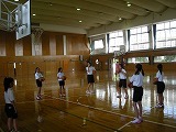 女子バスケットボール部の練習の画像