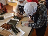 5年生巻き寿司作りの画像