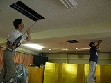 体育館ネット修理と扇風機設置工事の画像