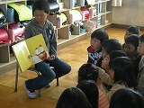 4年生による読み聞かせの画像