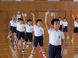 運動会の練習中学年の画像