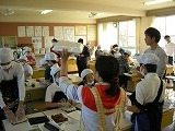 5年生巻き寿司作りの画像
