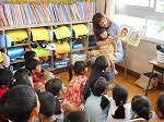 図書館ボランティアさん読み聞かせの画像
