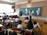 外国語活動と情報教育の授業の画像