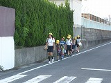 朝の登校の様子の画像