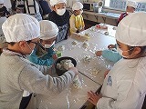 てん茶ご飯のおにぎり作りの画像