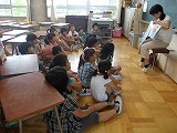 図書ボランティアさんの読み聞かせの画像