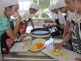 1学期お疲れさま会まきまきクレープ作りの画像
