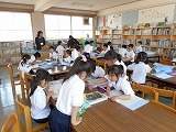 1年生が図書室への画像