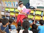 図書館ボランティアさん読み聞かせの画像