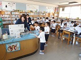 1年生が図書室への画像