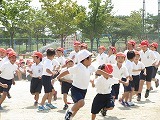 運動会練習帽子取り&旗取りの画像