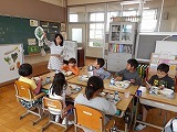 栄養士による給食指導の画像