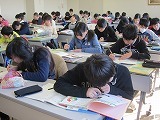 市立図書館へ職業調べ学習の画像