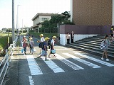 朝の登校の様子の画像