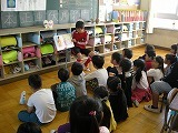 4年生による読み聞かせの画像