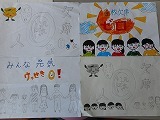 全校欠席ゼロの旗を作成中の画像