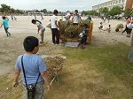 みんなで草取りの画像