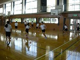 女子バスケットボール部の練習の画像