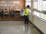 教室のワックスがけの画像