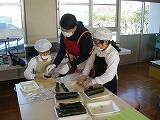 5年生巻き寿司作りの画像