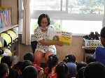 図書館ボランティアさん読み聞かせの画像
