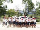 運動会練習帽子取り&旗取りの画像