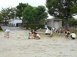 みんなで草取りの画像