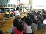 4年生による読み聞かせの画像