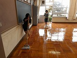 教室のワックスがけの画像