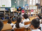 図書館ボランティアさんの読み聞かせの画像