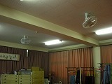 体育館ネット修理と扇風機設置工事の画像