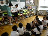 図書委員会の読み聞かせの画像