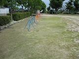運動場の草刈りの画像