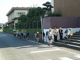 朝の登校の様子の画像
