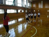 女子バスケットボール部の練習の画像