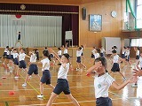 運動会の練習中学年の画像