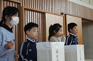 平成２７年度前期児童会役員立候補者立会演説会・投票の画像