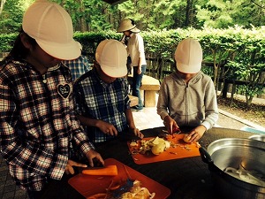 ５年生「林間学習」野外炊飯２の画像